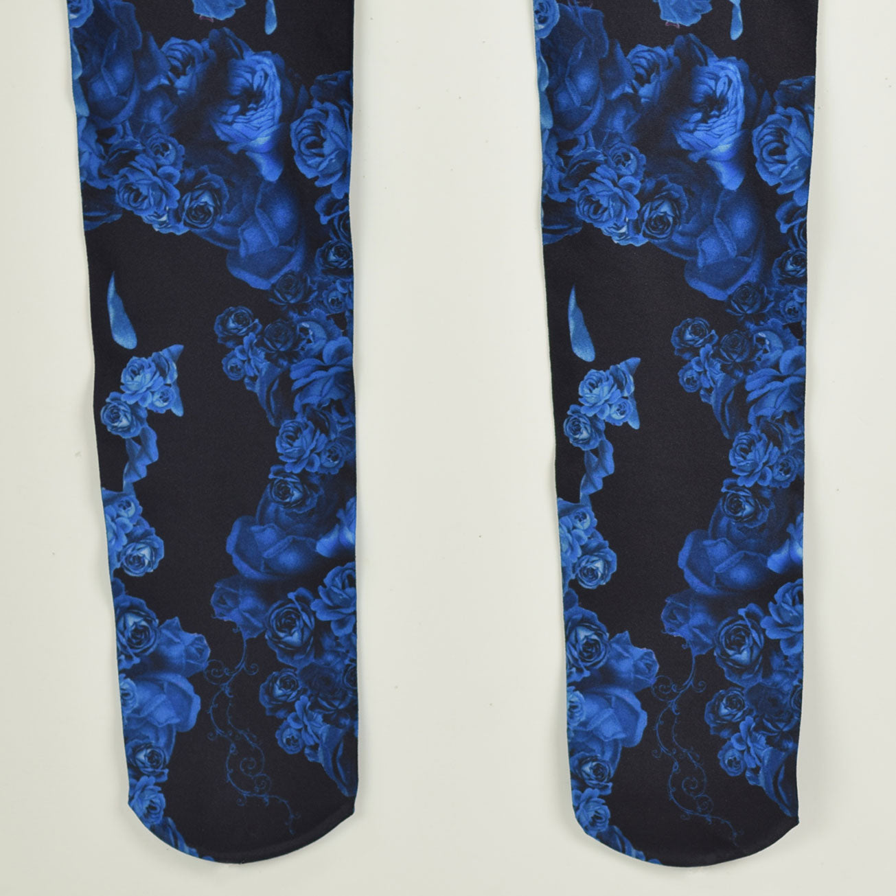 蓝色的血腥玫瑰溢