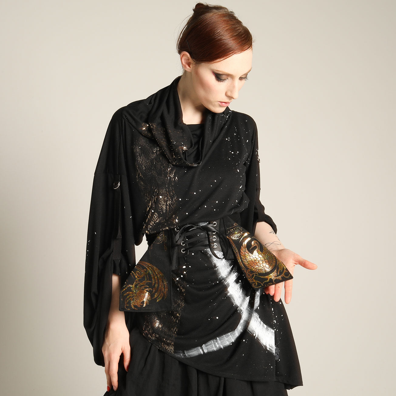 蛇和日本刷子和服上衣