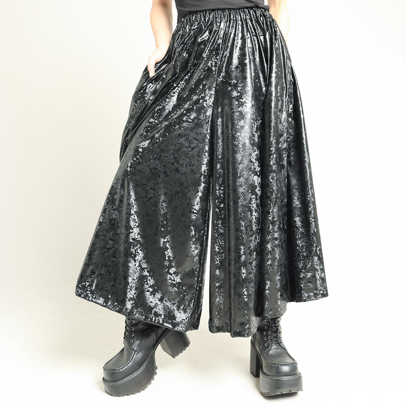 Glossy material wide pants